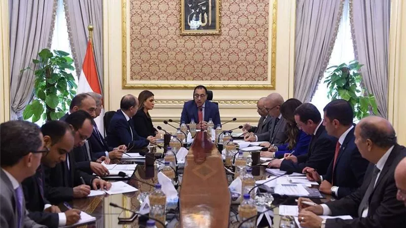 رئيس الوزراء يتابع توصيل المرافق للمناطق الصناعية بالمنيا (صور)