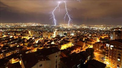 لقطة نادرة.. البرق يضرب سيارة في مدينة روسية