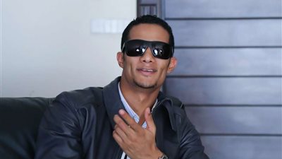 شاهد.. كيف ظهر محمد رمضان وهو ينتظر الطائرة