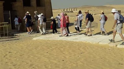 وفد إنجليزي يزور المعالم السياحية والآثرية بالمنيا