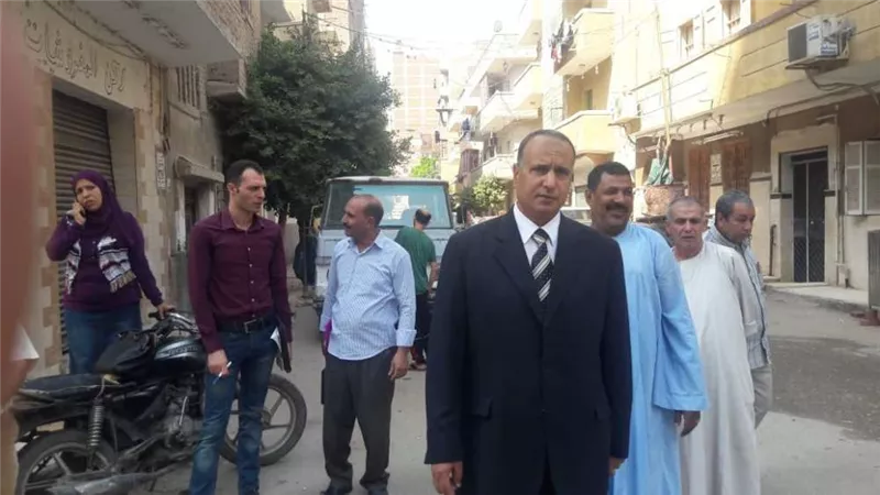 بالصور .. إزالة برج سكني مخالف بمدينة بنها