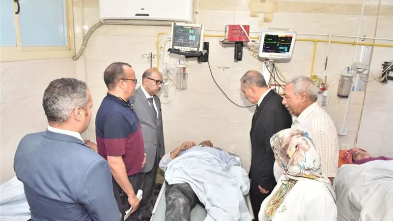 محافظ أسيوط يزور مصابي حادث تصادم طريق أبنوب