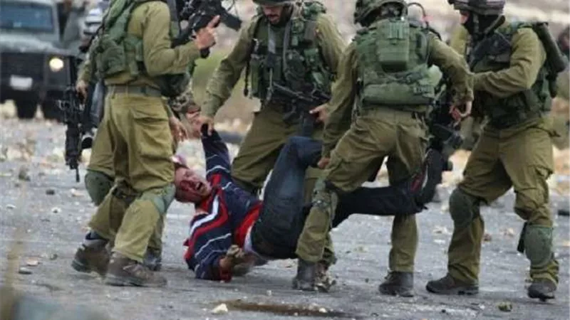 الاحتلال يعتقل 17 فلسطينيًا بالضفة ويصيب آخرين بالرصاص في رام الله والخليل
