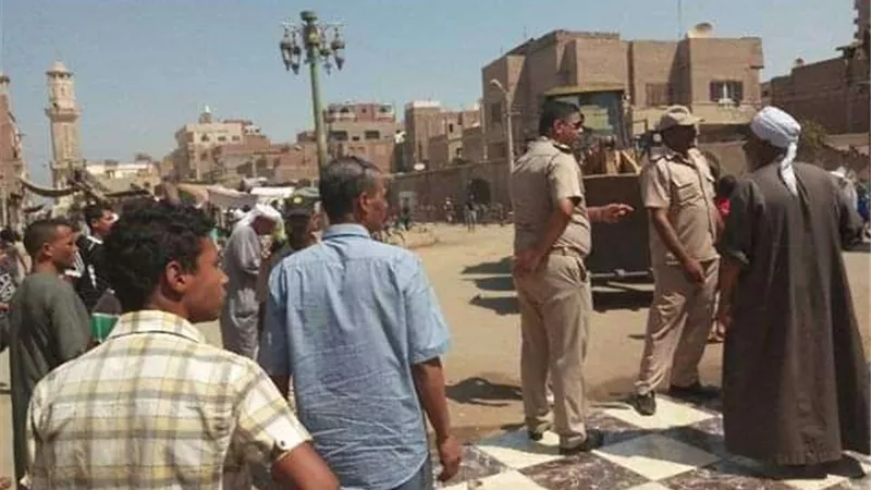 حملات مكثفة لإزالة الإشغالات والمخالفات بمركز ديرمواس بالمنيا