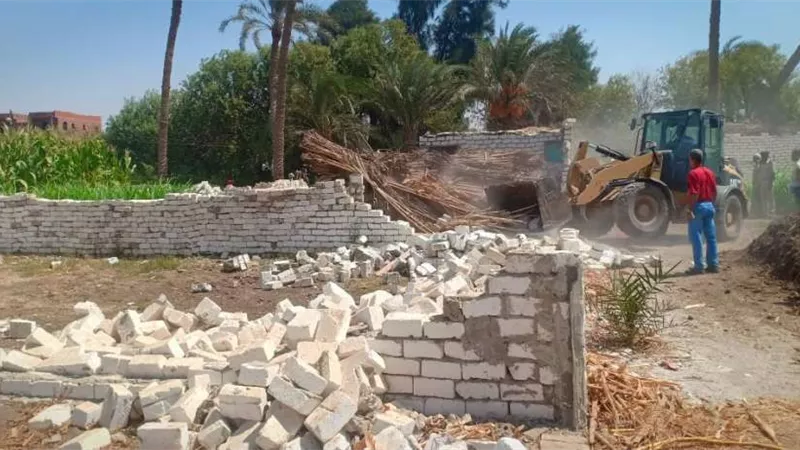 إزالة 17 حالة تعد على أرض زراعية ببني سويف