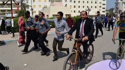 رئيس جامعة بني سويف يستقل دراجة هوائية مع الطلاب في أول يوم دراسي