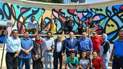 رئيس جامعة القاهرة يشارك الطلاب أعمال تجميل  أسوار الجامعة والمدن الجامعية