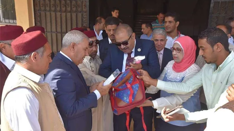 محافظ مطروح يوزع 1000 شنطة على طلاب المحافظة