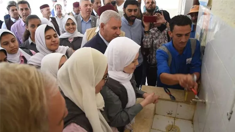 محافظ مطروح يشهد تجربة لتوفير مياة الشرب بالمدارس