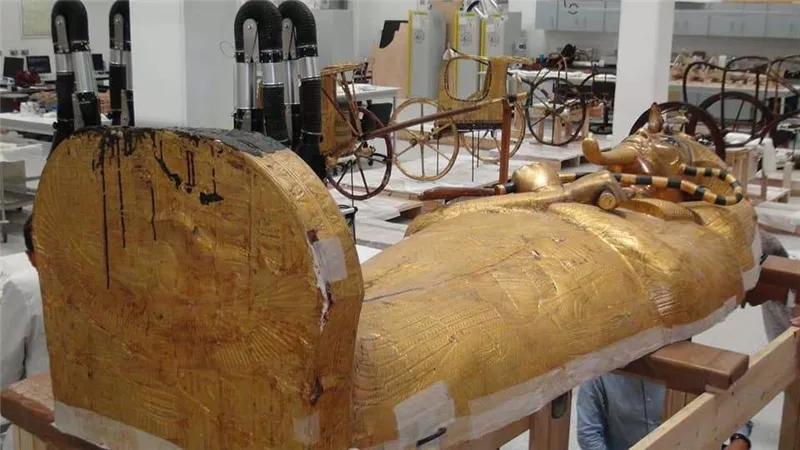 بالصور.. وزير الآثار يجري جولة داخل المتحف المصري الكبير بميدان الرماية