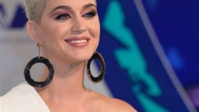 كاتي بيري تطلق مجموعة أحذية مستوحاة من الحضارة الفرعونية