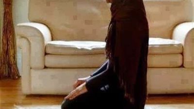 هل يجوز صلاة المرأة أمام الراجل في مكان العمل.. الإفتاء تجيب