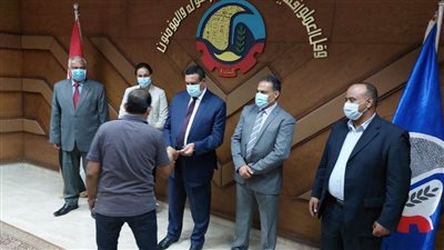 محافظ البحيرة يسلم شيكات لـ ٦٩ من أرباب المشاريع الصغيرة