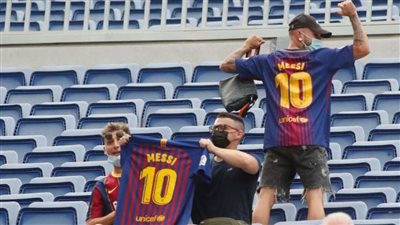 شاهد.. ماذا فعلت جماهير برشلونة في أول مباراة بدون ميسي؟