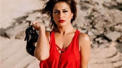 إطلالة غريبة لـ منة فضالي بأحدث جلسة تصوير (صور)
