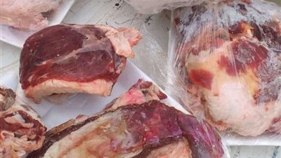 العثور على 2 طن لحوم غير صالحة داخل مخزن بالقليوبية