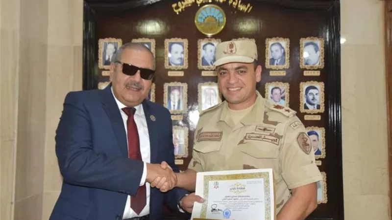 المستشار العسكري يكرم وكيل وزارة التربية والتعليم بمطروح