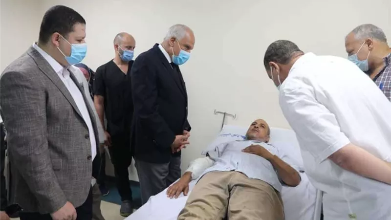 محافظ الجيزة يزور مستشفي الهرم للإطمئنان على مصابي حادث تصادم بطريق سقارة