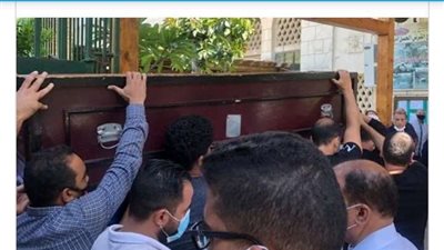 العشرات يؤدون صلاة الجنازة على المؤلف فيصل ندا