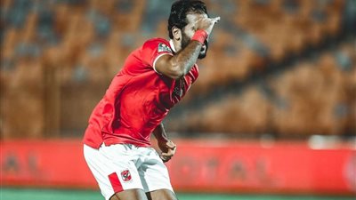 نجم الأهلي السابق يفتح النار على مروان محسن