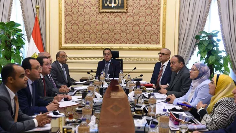 رئيس الوزراء يستعرض رفع كفاءة وتطوير الطريقين الدائري والساحلي (صور)