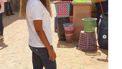 بهوت شورت.. منه فضالي تخطف الأنظار من أمام قصر المسعود