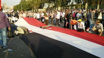 الشباب يسجدون على علم مصر في احتفالية دعم الدولة (صور)