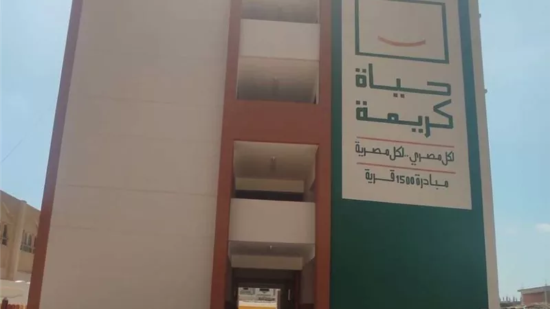 رئيس مركز حوش عيسي يتابع مشروعات مبادرة 