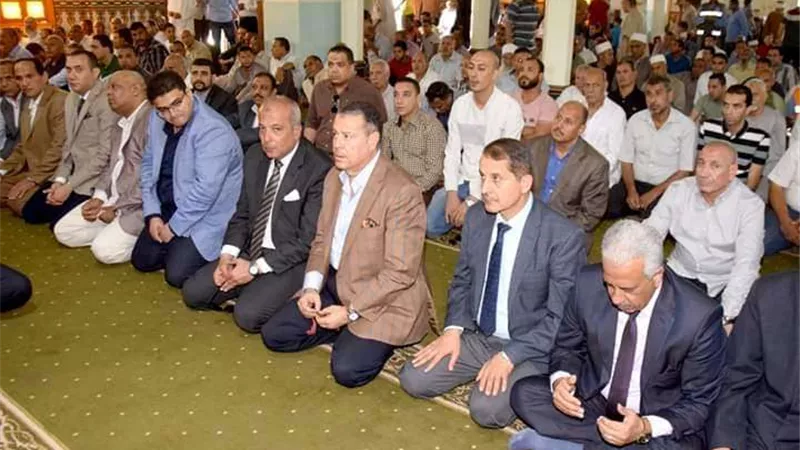 محافظ بني سويف يؤدي صلاة الجمعة بمسجد عمر بن عبد العزيز