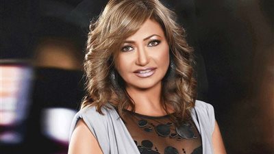 عروس الجونة.. ليلى علوي تخطف الأنظار على 