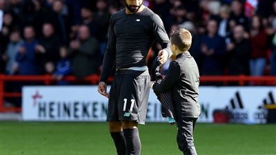 فيديو.. محمد صلاح يهدي طفل التشيرت الخاص به بعد مباراة 