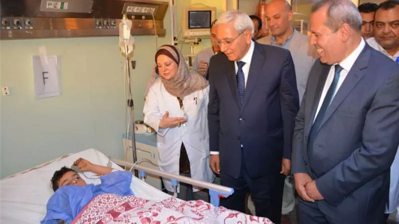 محافظ الدقهلية يزور الطفلة جنا ضحية 