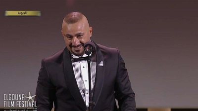 أحمد السقا ينشر صورة نادرة من حفل زفافه برفقة محمد هنيدي