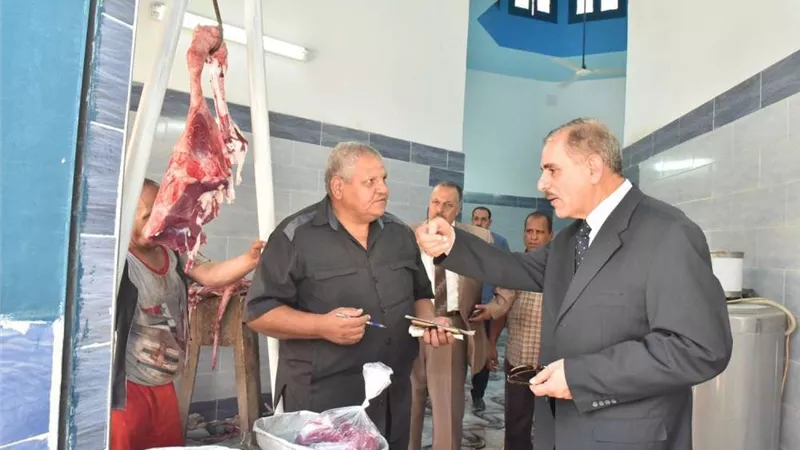 محافظ أسيوط يواصل جولاته الميدانية بتفقد منافذ بيع اللحوم بحي غرب