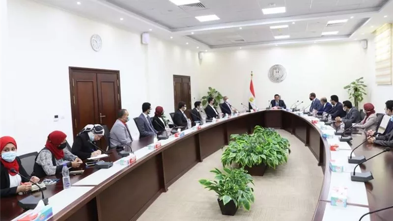 بالصور | وزير التعليم العالي يلتقي بطلاب كليات الهندسة قبل سفرهم للتدريب بجامعة سمارا الروسية