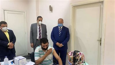 بالصور | محافظ القاهرة يتابع إجراءات تلقي العاملين بحي مصر الجديدة للقاح كورونا