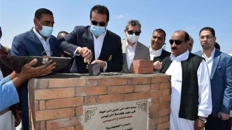 بالصور | خالد عبدالغفار يضع حجر الأساس للمجمع الطبي الشامل بجامعة مطروح