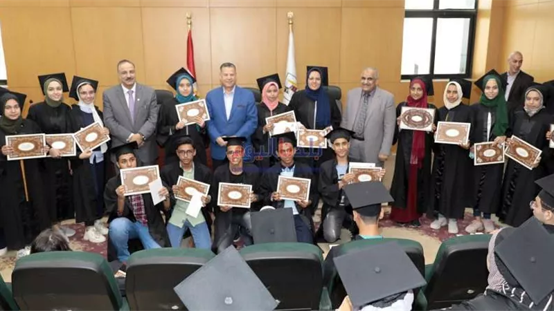 بالأسماء.. محافظ بني سويف يكرم 65 من أوائل الشهادات العامة والفنية