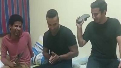 بـ الشبشب.. 