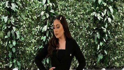 من داخل السيارة.. بوسي تخطف أنظار جمهورها في آخر ظهور لها (صور)