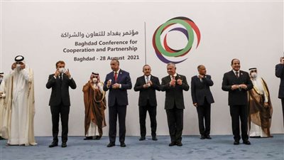 الرئيس السيسى يلتقط صورة مع العاهل الأردني والكاظمى وماكرون وأمير قطر