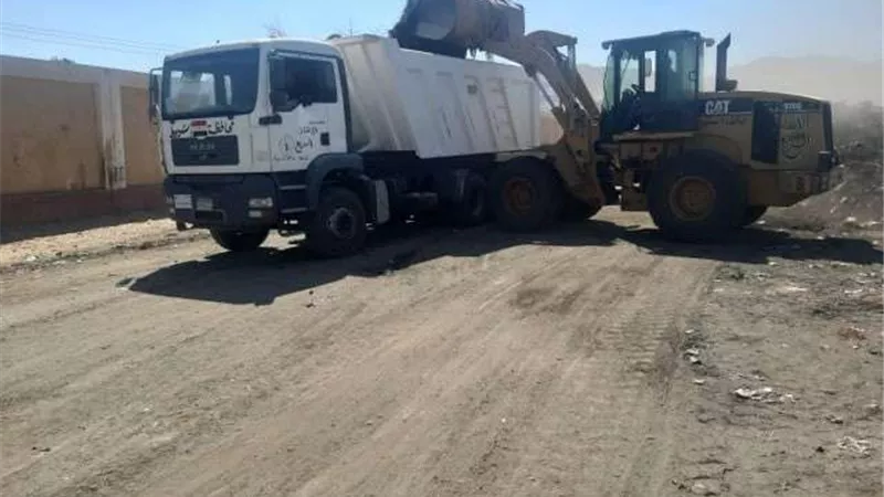 تطهير ترعة عرب المدابع ورفع ونواتج التطهير وتسوية الطريق المجاور لها بمعدات وحدة الإنقاذ السريع
