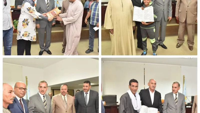 محافظ أسيوط يسلم 8 عقود جديدة للمستفيدين من منظومة تقنين أراضي الدولة