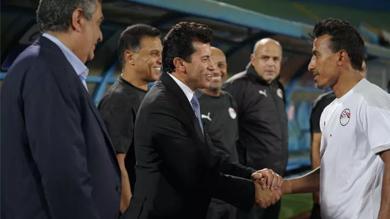 وزير الرياضة ومجاهد يحضران مران المنتخب في الدفاع الجوي