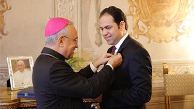 محمد عبد السلام أول مسلم عربي يُتوج بأرفع الأوسمة من بابا الفاتيكان 