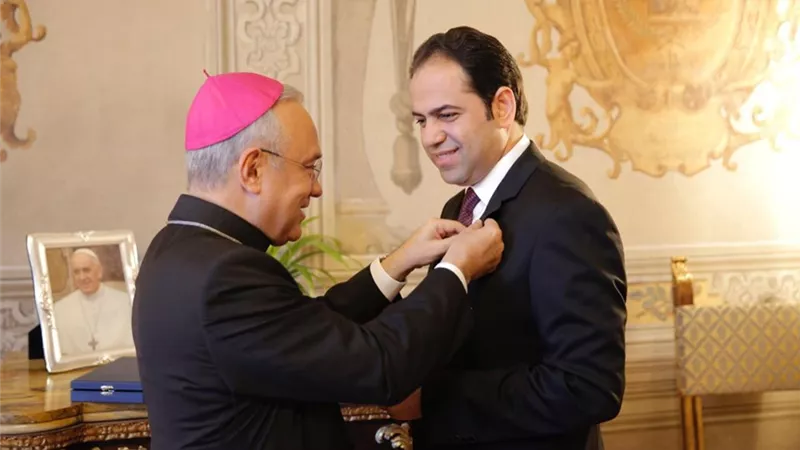 محمد عبد السلام أول مسلم عربي يُتوج بأرفع الأوسمة الممنوحة من بابا الفاتيكان