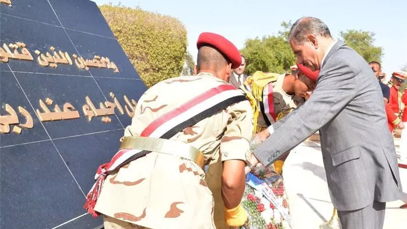 محافظ أسيوط يضع إكليل الزهور على قبر الجندي المجهول بذكرى انتصارات أكتوبر
