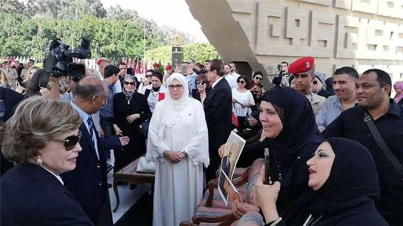 بالصور.. جيهان السادات تزور النصب التذكاري بمدينة نصر