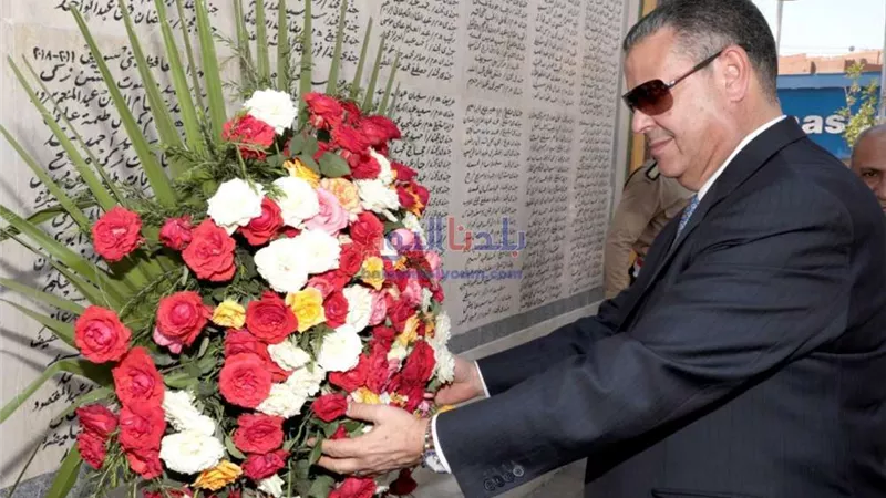 محافظ بني سويف يضع إكليل الزهور على النصب التذكاري بمناسبة ذكرى حرب أكتوبر