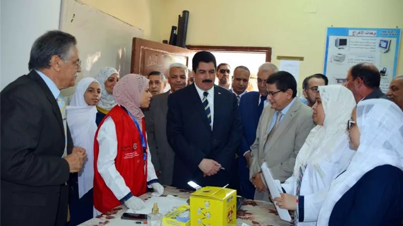 محافظ القليوبية يتفقد حملة الكشف المبكر عن فيروس سي لطلاب المرحلة الإعدادية